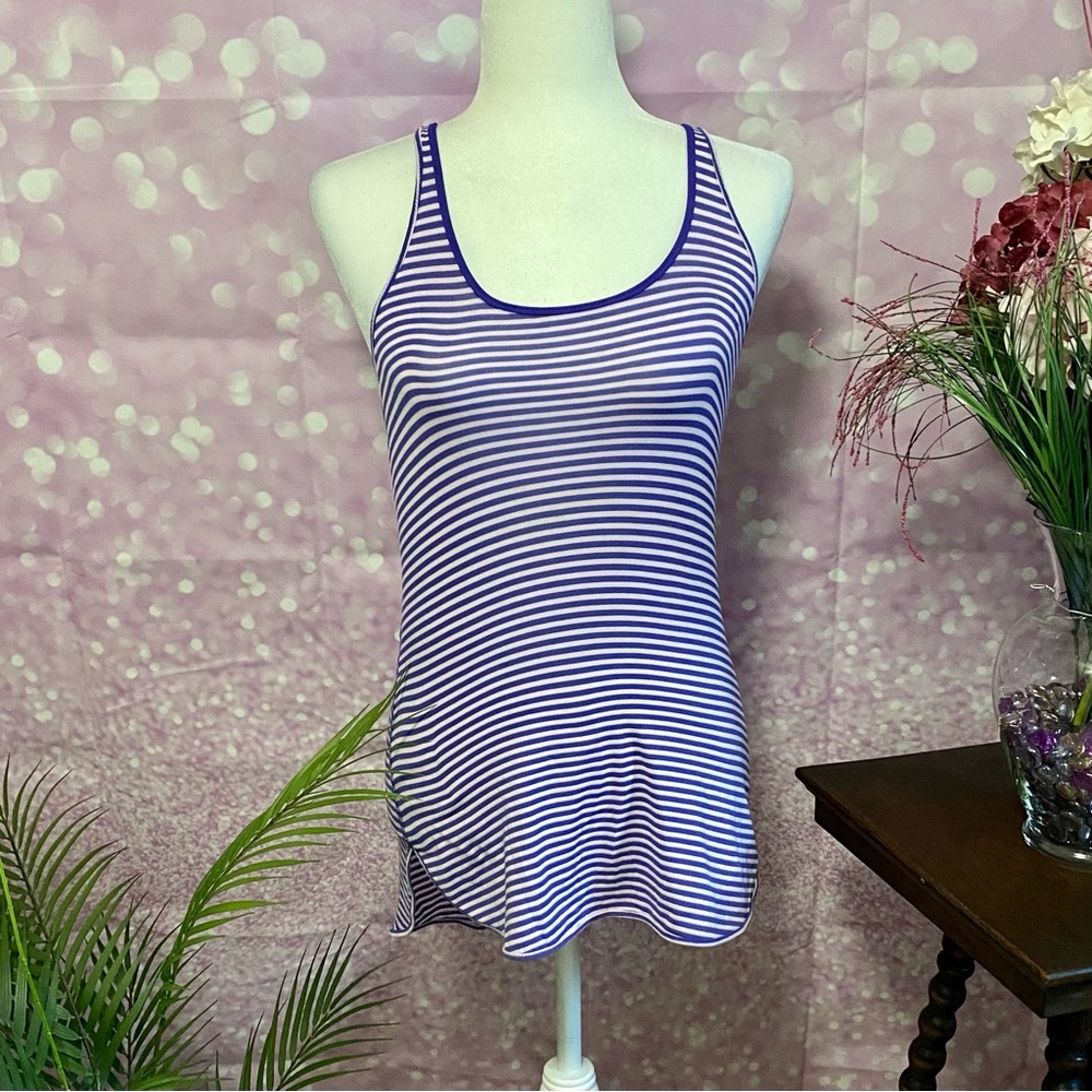Lululemon athletic wear.  Size tag missing guessing Medium.